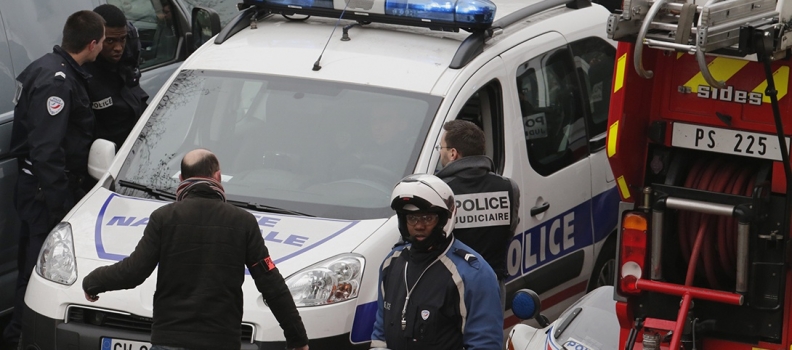 Oui à la déchéance nationale pour tout individu portant les armes contre les forces armées françaises.